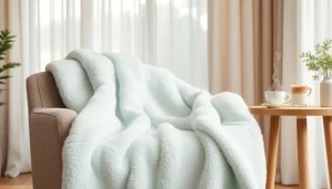 Fleece dekentje op een stijlvolle stoel in een gezellige woonkamer