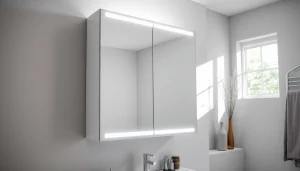 Präsentation des sonni Spiegelschrank mit moderner Beleuchtung in einem Badezimmer.